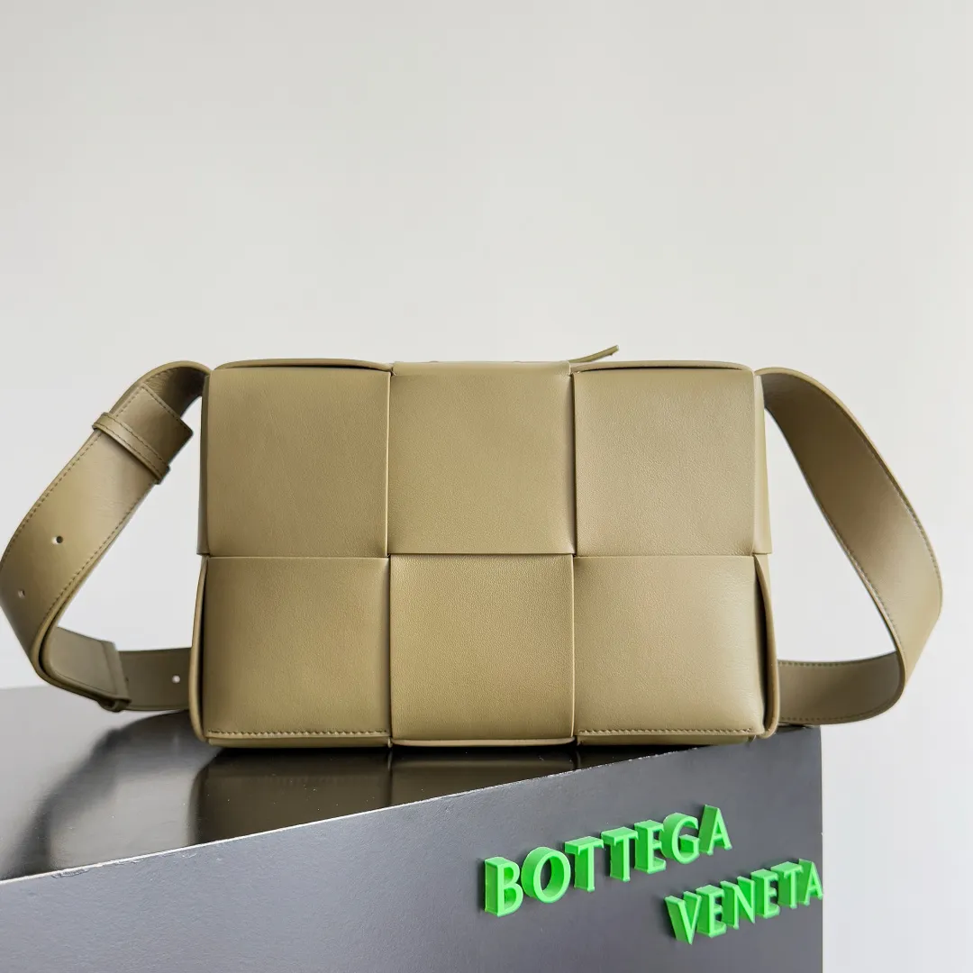 Batch 2480 BOTTEGA VENETA2025 new small ARCO camera bag. The bag has a unique woven design, which looks like scattered small squares. It has a strong sense of design! It’s very eye-catching👀Although the bag is not big, it can actually be packed🙌 Its cuteness and charm are irresistible! You can go out with just one carry, so worry-free! Very cost-effective 💯 Suitable for all men who have the habit of backpacking. The upper body is really handsome and very low-key! I think it’s very suitable for carrying on my daily back to work, it’s not too rigid and it feels very fashionable! Very tonally! Style number: 731165 Size: 28*18*9cm